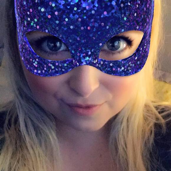 🛍 Meet your Posher, Glo 👛 - Picture 2 of 2